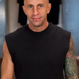 Claire Robbins en 'Kink' Cinco atletas sudorosos derrotan a una hermosa zorra con un gran trasero (Miniatura 19)