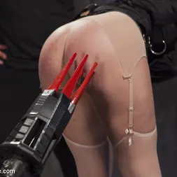 Claire Robbins en Pelirroja caliente es atormentada y follada por el culo (foto 14) Claire Robbins en 'Kink' Pelirroja caliente es atormentada y follada por el culo (Miniatura 14)