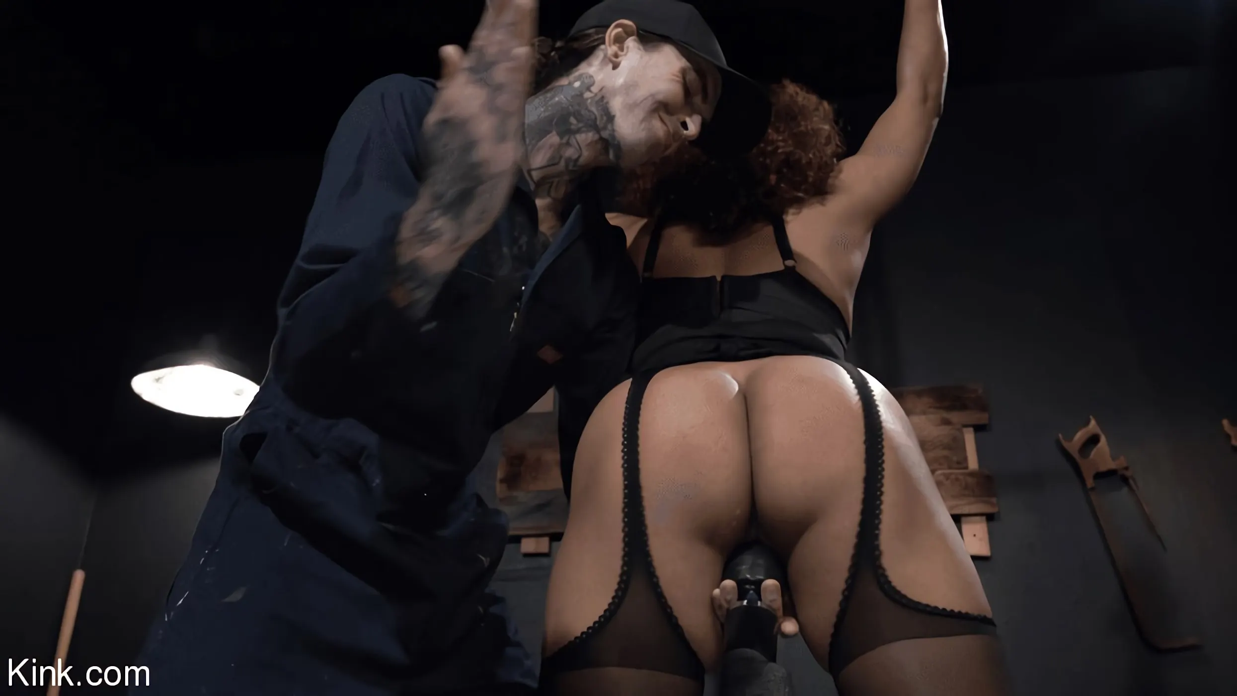 Kink 'アスファルト島、パート2:デイジードゥカティとラッカス' 主演 Daisy Ducati (写真 10)