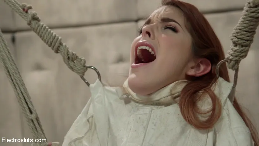 Kink 'Electro Sex Clinic：レズビアンのオルガスムを通してヒステリーを治す！' 主演 Daisy Ducati (写真 17)