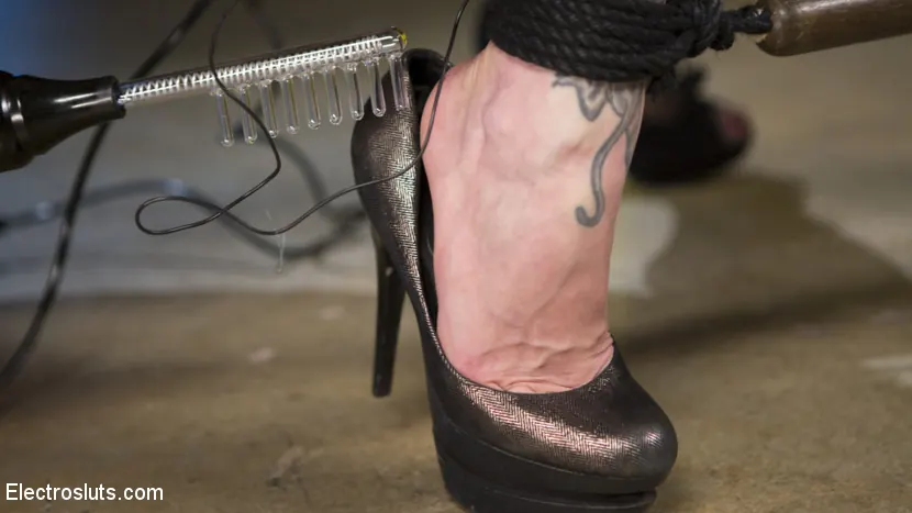 Kink 'ベラ・ロッシ、熱いフェムメデュカティに挑戦' 主演 Daisy Ducati (写真 5)