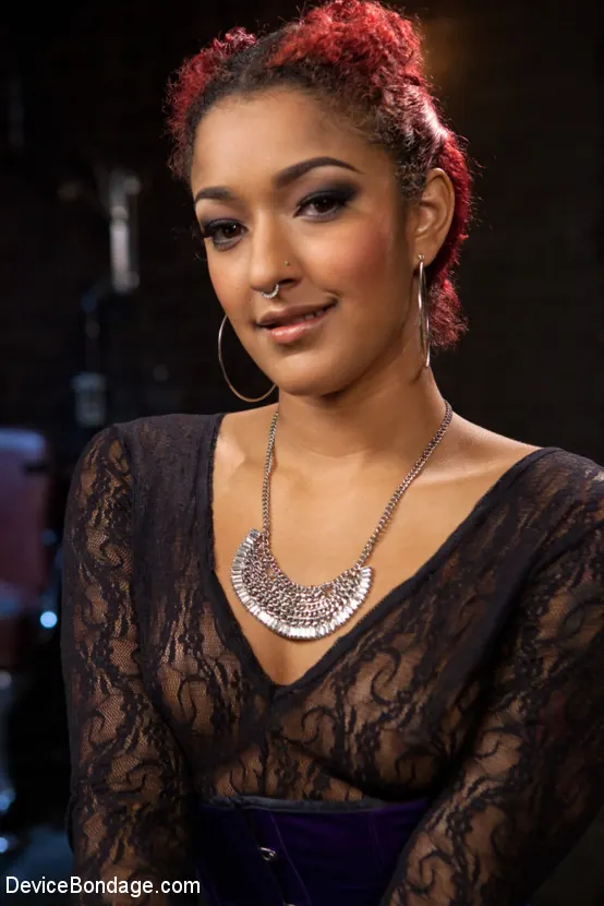 Kink 'テーブルを回転させる' 主演 Daisy Ducati (写真 2)