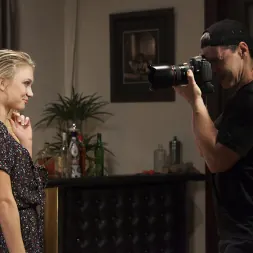 Dakota Skye に 'Kink' ナイーブモデルと不気味な写真家 (サムネイル 1)