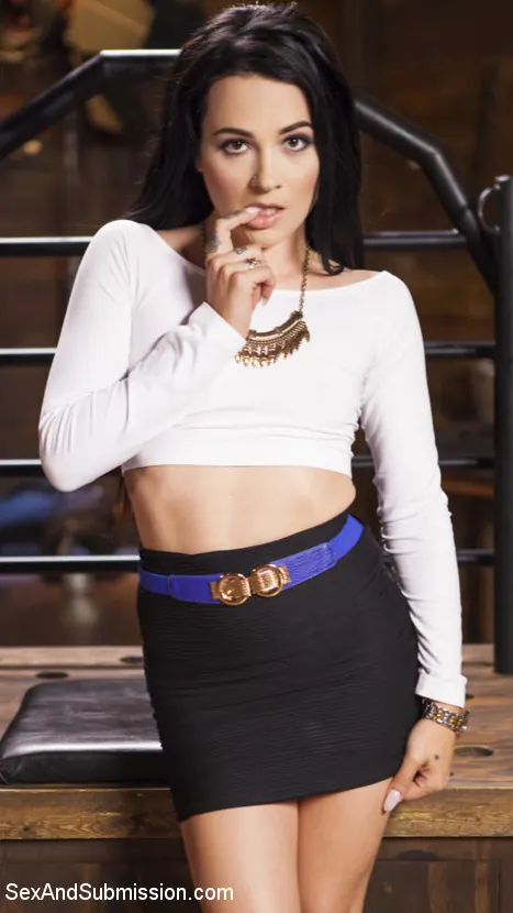 Dallas Black に 'ダラス・ブラックのカスタマー・サービス・エクスペリエンスはめちゃくちゃ!' from 'Kink' (写真 1) Kink 'ダラス・ブラックのカスタマー・サービス・エクスペリエンスはめちゃくちゃ!' 主演 Dallas Black (写真 1)