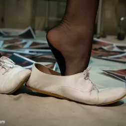 Dana DeArmond en 'Kink' ¡Terapia de pies parte 2 con Dana DeArmond! (Miniatura 5)