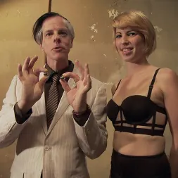 Kay Kardia en Juguetes sexuales: vibradores y otros insertables (foto 2) Kay Kardia en 'Kink' Juguetes sexuales: vibradores y otros insertables (Miniatura 2)