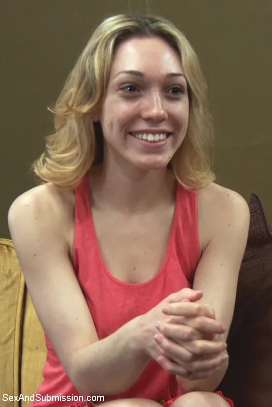 Kink 'ブロークンヒロインズ：スーパーヒーローパロディー、ハイプロダクションBDSM、セックスフィーチャー！' 主演 Darling (写真 2)