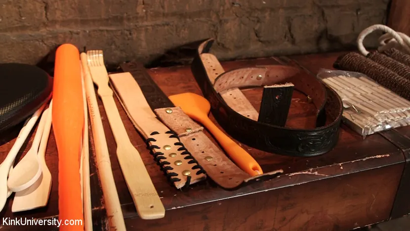 Darling Deicide に 'Pervertables:日常をキンキートイに変身させる' from 'Kink' (写真 2) Kink 'Pervertables:日常をキンキートイに変身させる' 主演 Darling Deicide (写真 2)