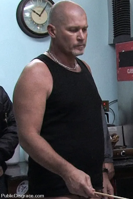 Kink '¡Amateur caliente follada en un restaurante y obligada a hacer mamadas a extraños!' protagonizando Delilah Knight (foto 1)