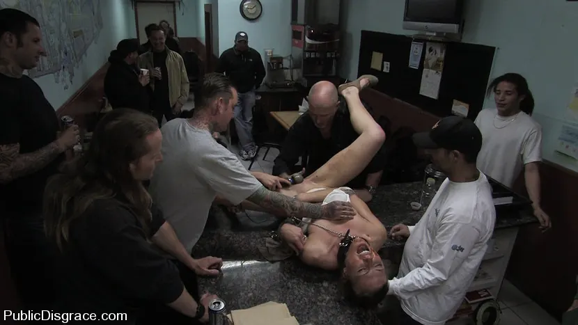 Kink '¡Amateur caliente follada en un restaurante y obligada a hacer mamadas a extraños!' protagonizando Delilah Knight (foto 16)