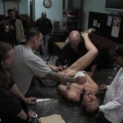 Delilah Knight en 'Kink' ¡Amateur caliente follada en un restaurante y obligada a hacer mamadas a extraños! (Miniatura 16)