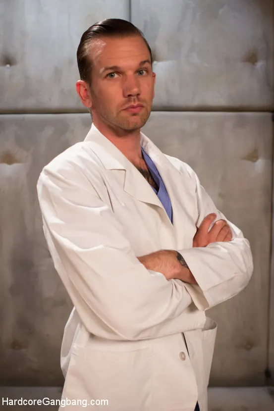 Kink 'うんざりした' 主演 Delirious Hunter (写真 2)