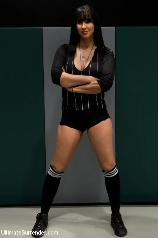 Kink 'Orgía de gang bang de 6 chicas del infierno: ¡Las perdedoras son folladas, fistadas, obligadas a correrse y a chorrear!' protagonizando Dia Zerva (foto 12)