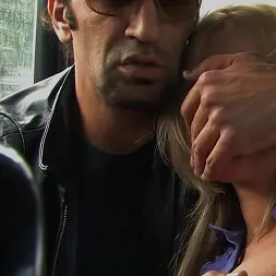 Donna Bell en Hermosa perra rubia (foto 7) Donna Bell en 'Kink' Hermosa perra rubia (Miniatura 7)