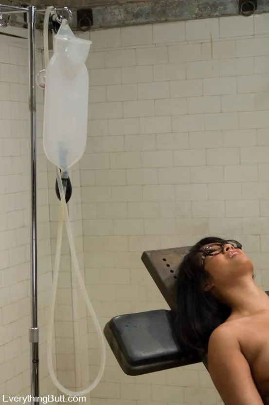 Kink 'submits to the water.....' 主演 DragonLily (写真 3)