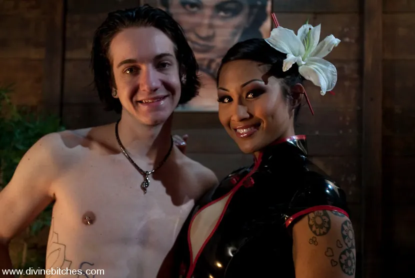 Kink 'Entrenamiento de un criado: Episodio 3 El títere gallo' protagonizando DragonLily (foto 1)