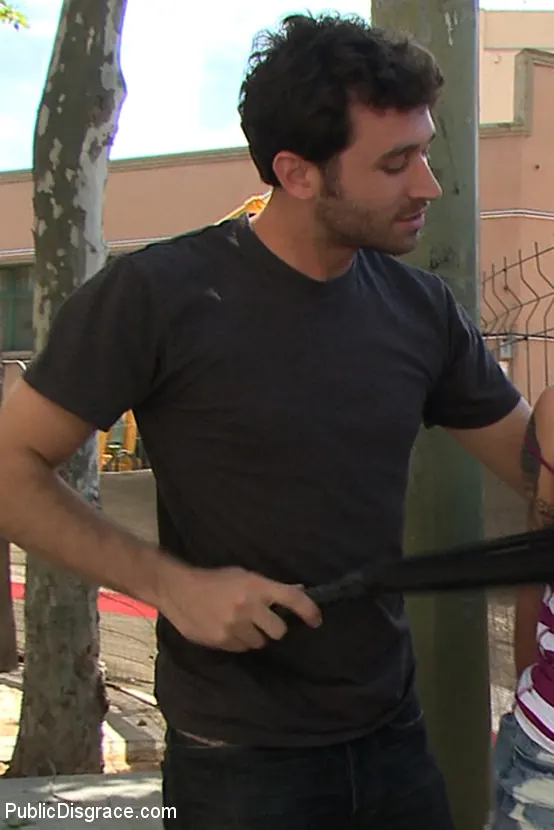 Kink 'Adorable joven de 18 años es obligada a gatear de rodillas, chupar pollas y recibir una paliza en público' protagonizando Dulce Mariposa (foto 12)