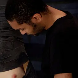 Dylan Ryan en Dylan - Día dos Pruebas sexuales, electricidad y suspensión por momificación (foto 9) Dylan Ryan en 'Kink' Dylan - Día dos Pruebas sexuales, electricidad y suspensión por momificación (Miniatura 9)