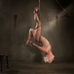 Dylan Ryan en Una bomba rubia alta derribada (foto 16) Dylan Ryan en 'Kink' Una bomba rubia alta derribada (Miniatura 16)