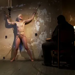 Dylan Ryan en Rubia alta y caliente de puntillas colgando de una cuerda en la entrepierna, obligada a chorrear. (foto 1) Dylan Ryan en 'Kink' Rubia alta y caliente de puntillas colgando de una cuerda en la entrepierna, obligada a chorrear. (Miniatura 1)