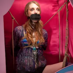 Ela Darling en Puta de la calle Haight (foto 9) Ela Darling en 'Kink' Puta de la calle Haight (Miniatura 9)