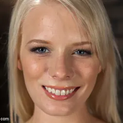 Elaina Raye en 'Kink' Una pequeña muñeca rubia recibe una mamada profunda por primera vez. (Miniatura 1)