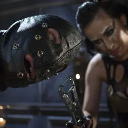 Olive Glass に 膣のDentata:オリーブのガラスは、奴隷の肉に彼女の完璧なおとめを解き放つ (写真 1) Olive Glass に 'Kink' 膣のDentata:オリーブのガラスは、奴隷の肉に彼女の完璧なおとめを解き放つ (サムネイル 1)