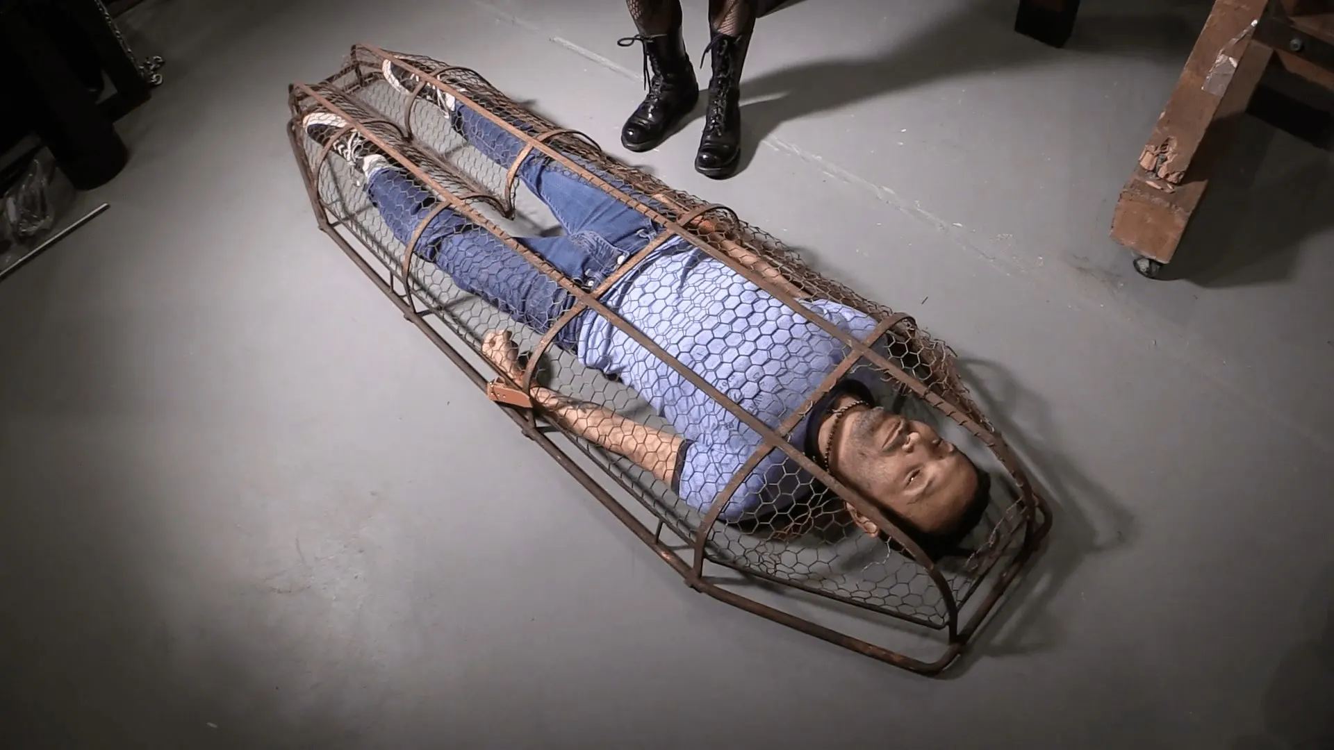 Kink 'Una jaula dorada' protagonizando Elise Graves (foto 1)