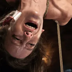 Elise Graves en 'Kink' Elise Graves: Furia de titanes (Miniatura 15)