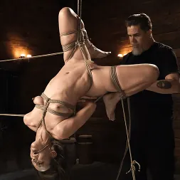 Elise Graves en 'Kink' Elise Graves: Furia de titanes (Miniatura 19)