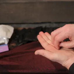 Elise Graves en 'Kink' Digitación con los dedos y dominio del punto G - Presentado por Danarama (Miniatura 1)