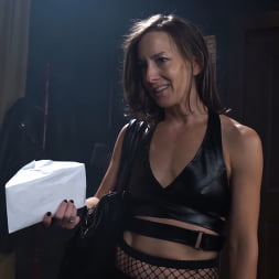 Elise Graves に 'Kink' 金のために行く (サムネイル 2)