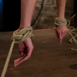 Elise Graves en 'Kink' Invertida, codos atados, espalda severamente arqueada ¡Brutal cuerda en la entrepierna, orgasmos masivos y aulladores! ¡ÉPICO! (Miniatura 9)