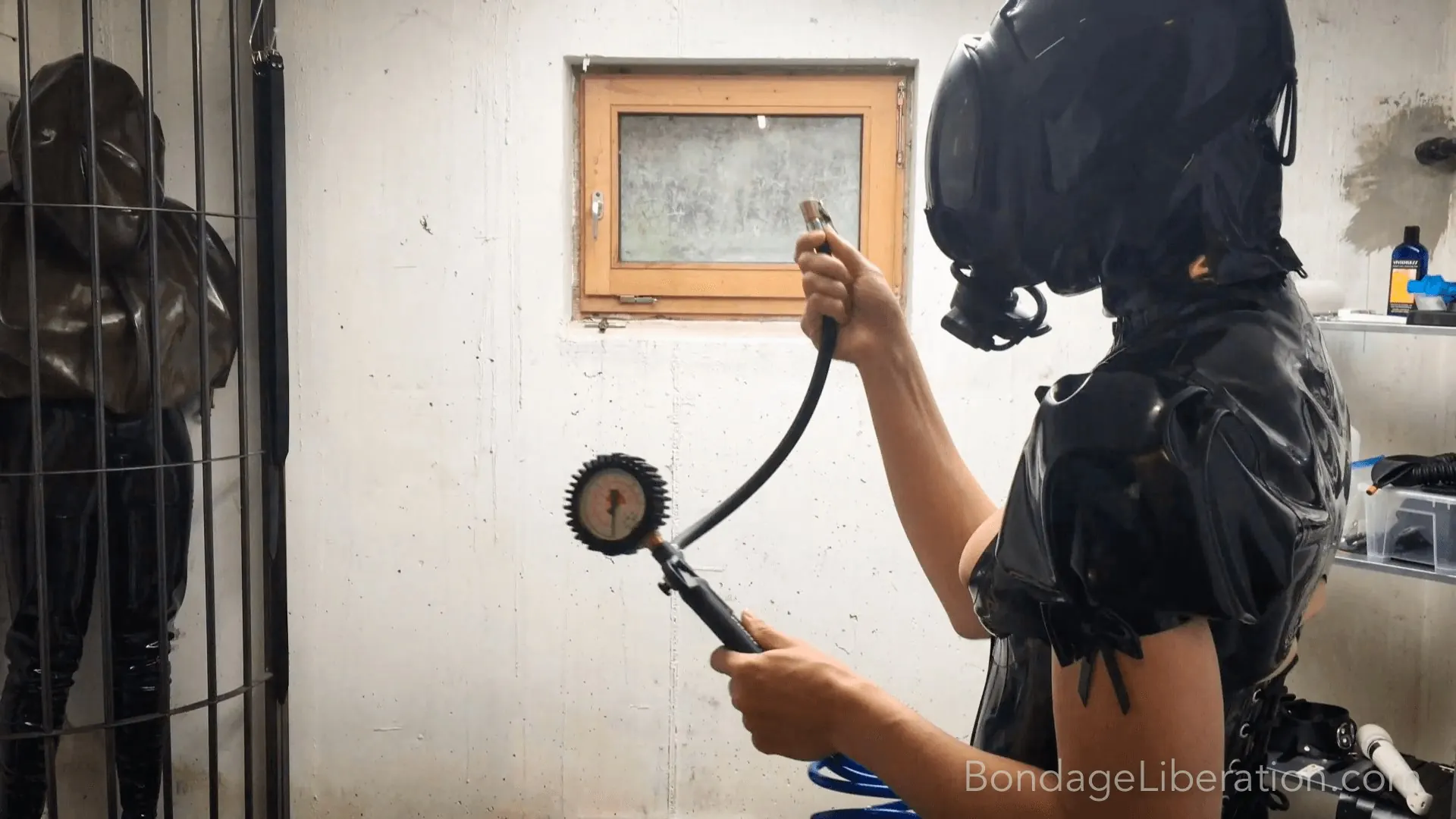 Kink 'Encerrado en una jaula e inflado' protagonizando Elise Graves (foto 6)