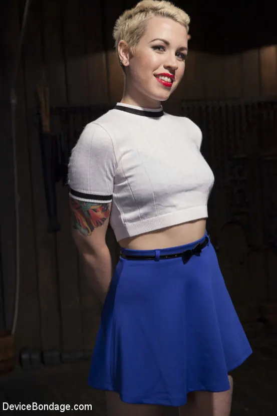 Elizabeth Thorn に '災害のためのレシピ' from 'Kink' (写真 2) Kink '災害のためのレシピ' 主演 Elizabeth Thorn (写真 2)