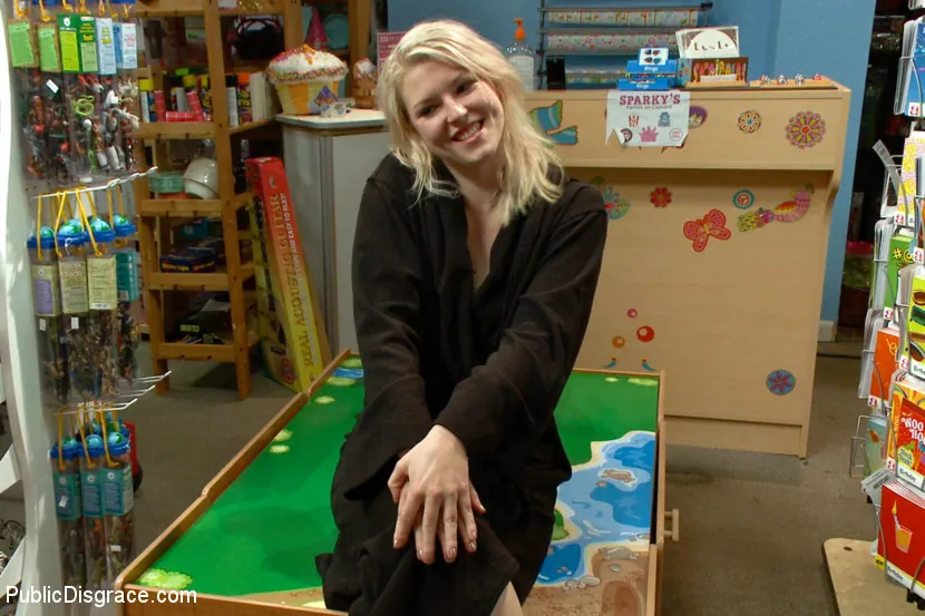 Kink '彼女の手と膝からブロンドファック子犬を怒らせることを熱望している' 主演 Ella Nova (写真 14)