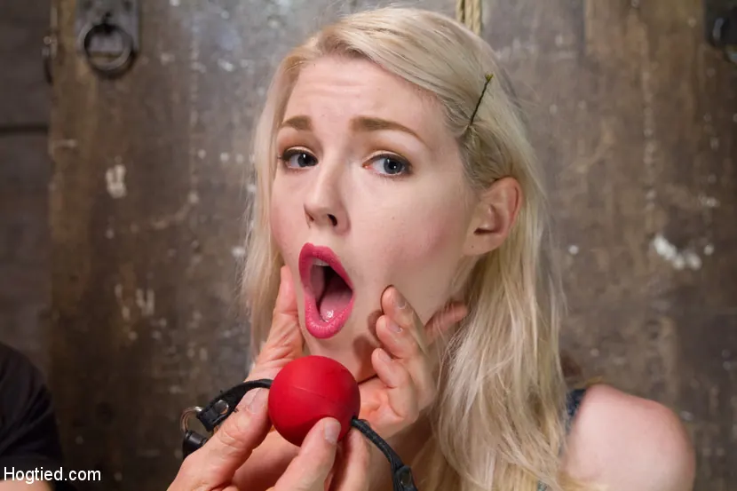 Ella Nova に '新生児ブロンドの口投げ女のための中断された肛門侵襲' from 'Kink' (写真 2) Kink '新生児ブロンドの口投げ女のための中断された肛門侵襲' 主演 Ella Nova (写真 2)