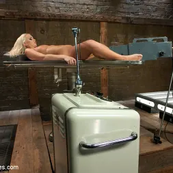 Emily Austin en ¡Esta rubia sureña se monta sobre máquinas y se corre como una potra corcoveadora! (foto 16) Emily Austin en 'Kink' ¡Esta rubia sureña se monta sobre máquinas y se corre como una potra corcoveadora! (Miniatura 16)