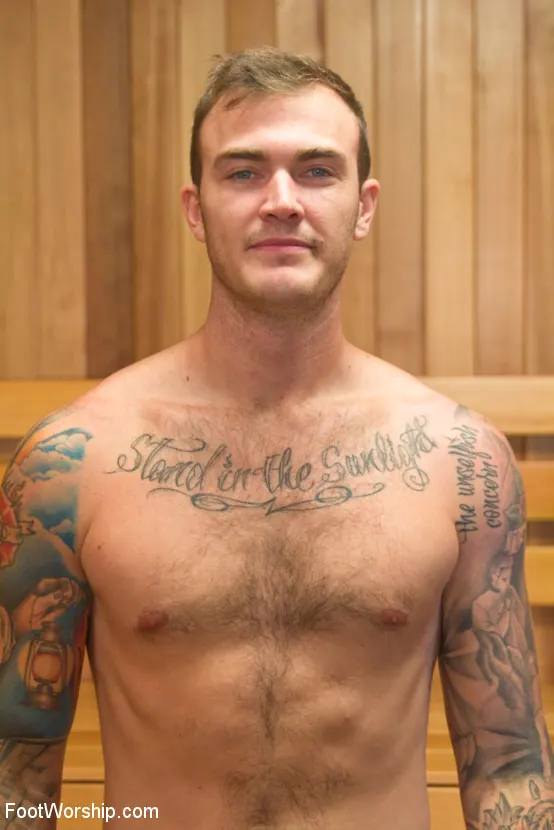 Emma Haize に '汗ばみのある脚と未熟な足指' from 'Kink' (写真 1) Kink '汗ばみのある脚と未熟な足指' 主演 Emma Haize (写真 1)