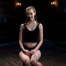 Erin Everheart en 'Kink' Erin Everheart: La nueva pelirroja sufre en brutal esclavitud (Miniatura 1)