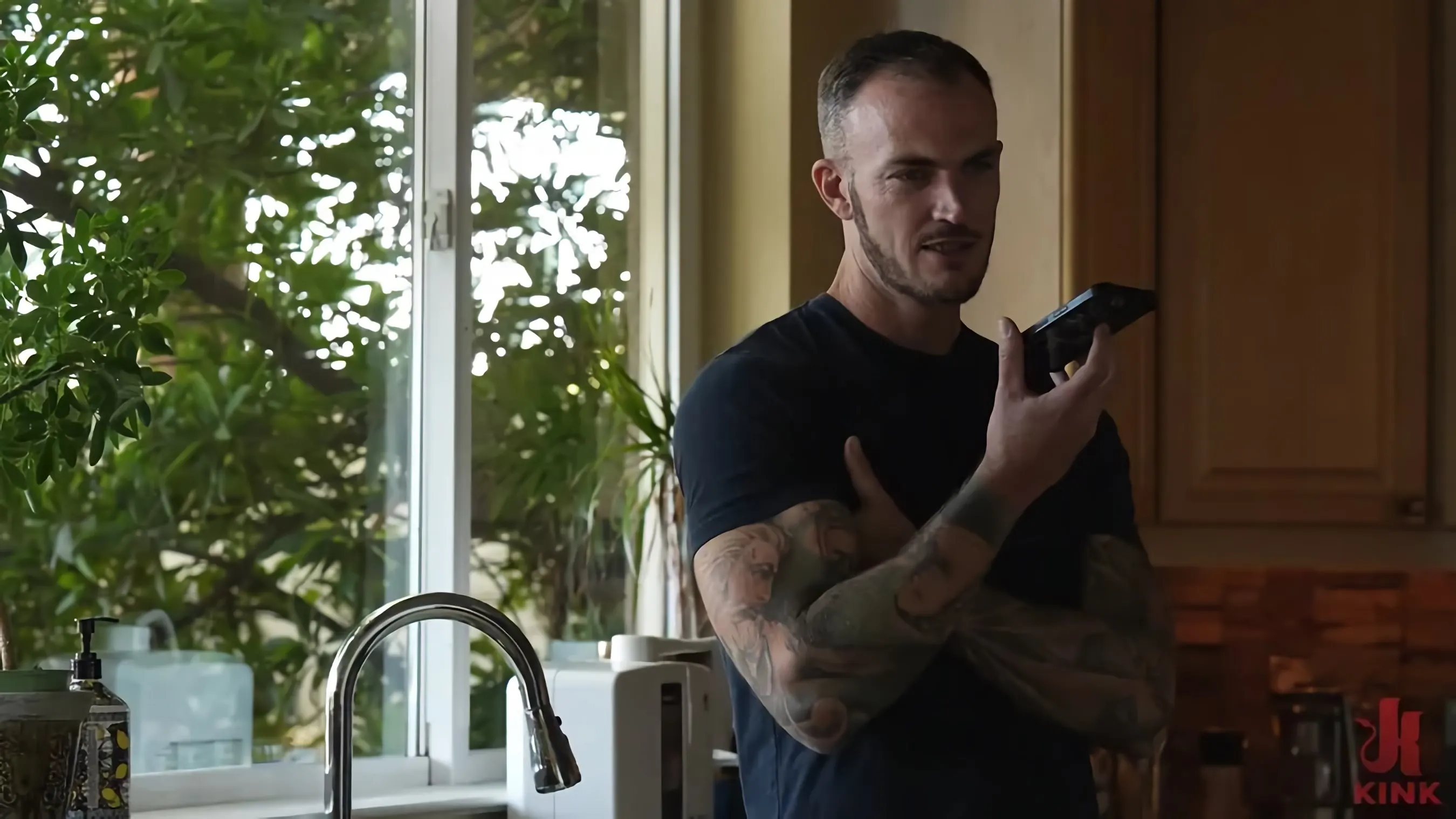 Erin Everheart en 'Llamada de servicio: Erin Everheart y Christian Wilde' from 'Kink' (foto 2) Kink 'Llamada de servicio: Erin Everheart y Christian Wilde' protagonizando Erin Everheart (foto 2)