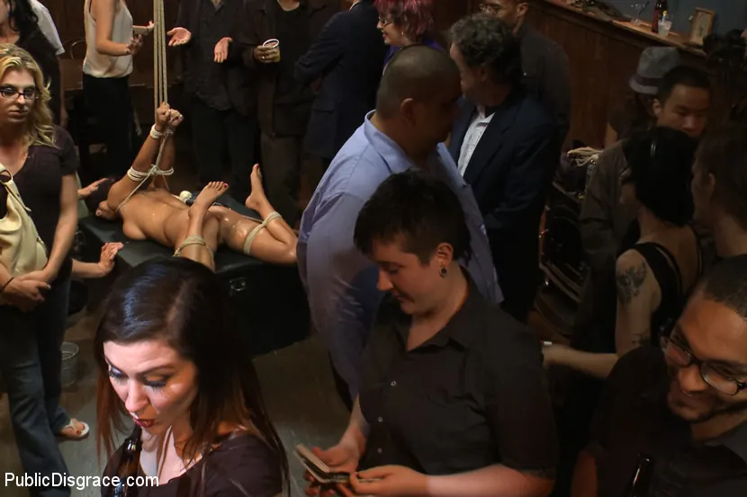 Kink '¡Adorable pequeña coqueta se deja follar en público!' protagonizando Evi Fox (foto 7)