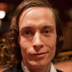 Evilyn Fierce に 'Kink' ビットのおっぱいブロンドの奴隷は、肛門性交対小柄な巨根サッカーのために中断されました (サムネイル 13)