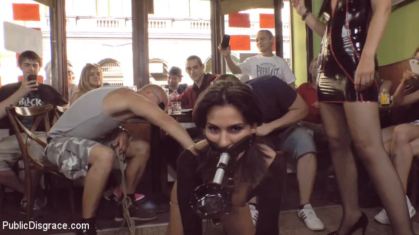 Fetish Liza en 'El coño adolescente de Bella Beretta es penetrado en público' from 'Kink' (foto 6) Kink 'El coño adolescente de Bella Beretta es penetrado en público' protagonizando Fetish Liza (foto 6)