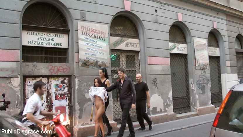 Kink 'Puta sin modales hace que llamen a la policía mientras chupa pollas al aire libre' protagonizando Fetish Liza (foto 20)