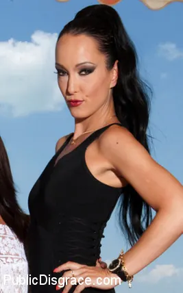 Kink 'Puta sin modales hace que llamen a la policía mientras chupa pollas al aire libre' protagonizando Fetish Liza (foto 27)