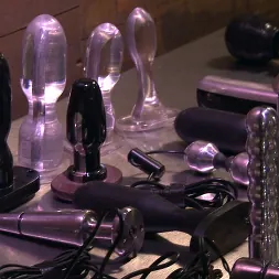 Fivestar en E-Stim 101: Introducción al electrosexo (foto 1) Fivestar en 'Kink' E-Stim 101: Introducción al electrosexo (Miniatura 1)