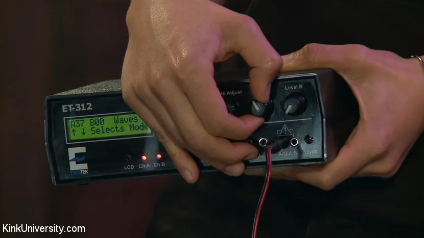 Fivestar en 'E-Stim 101: Introducción al electrosexo' from 'Kink' (foto 7) Kink 'E-Stim 101: Introducción al electrosexo' protagonizando Fivestar (foto 7)