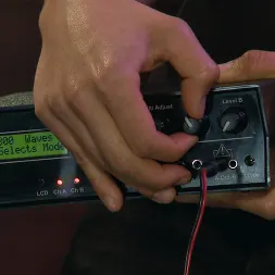 Fivestar en E-Stim 101: Introducción al electrosexo (foto 7) Fivestar en 'Kink' E-Stim 101: Introducción al electrosexo (Miniatura 7)