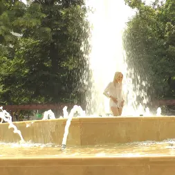 Melanie en La hermosa puta Melanie presta servicios a la vergüenza pública (foto 5) Melanie en 'Kink' La hermosa puta Melanie presta servicios a la vergüenza pública (Miniatura 5)